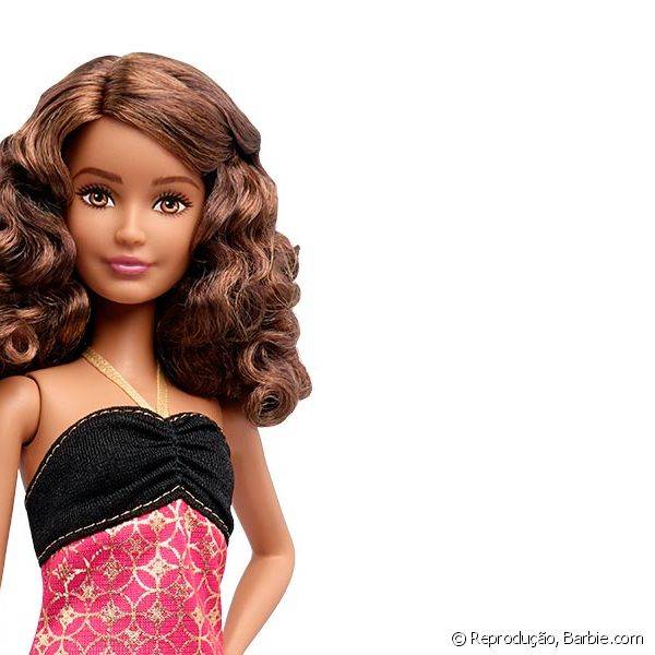 A Barbie também ganhou um tipo de corpo mais baixinho, e make neutra é protagonista neste look